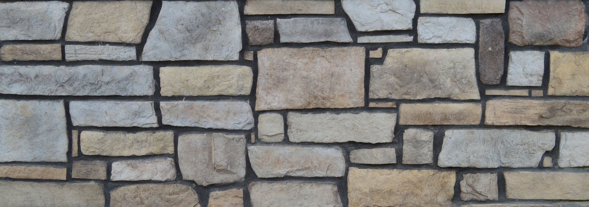 Rubble manufactured stone veneer